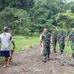 Foto: Danrem 081/DSJ Kolonel Arm Untoro Hariyanto meninjau jembatan bambu penghubung Dusun Barurejo dan Dusun Sumbermas, Desa Krisik, Kecamatan Gandusari, Kabupaten Blitar, Rabu (24/12/2025).