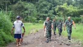 Foto: Danrem 081/DSJ Kolonel Arm Untoro Hariyanto meninjau jembatan bambu penghubung Dusun Barurejo dan Dusun Sumbermas, Desa Krisik, Kecamatan Gandusari, Kabupaten Blitar, Rabu (24/12/2025).