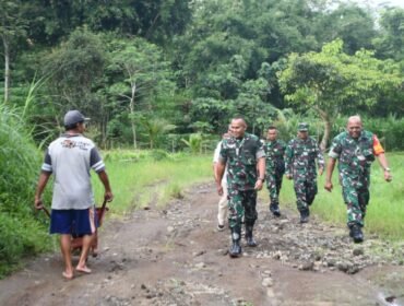 Foto: Danrem 081/DSJ Kolonel Arm Untoro Hariyanto meninjau jembatan bambu penghubung Dusun Barurejo dan Dusun Sumbermas, Desa Krisik, Kecamatan Gandusari, Kabupaten Blitar, Rabu (24/12/2025).