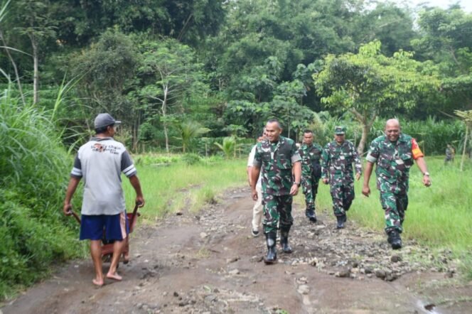
					Foto: Danrem 081/DSJ Kolonel Arm Untoro Hariyanto meninjau jembatan bambu penghubung Dusun Barurejo dan Dusun Sumbermas, Desa Krisik, Kecamatan Gandusari, Kabupaten Blitar, Rabu (24/12/2025).