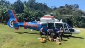 Foto: Polri Salurkan 400 Kg Logistik Banjir Agam Lewat Helikopter.