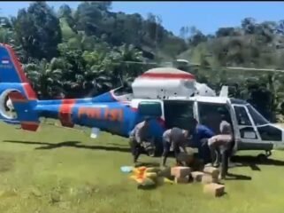 Foto: Polri Salurkan 400 Kg Logistik Banjir Agam Lewat Helikopter.