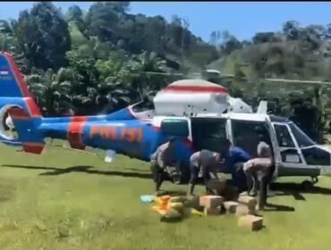 Foto: Polri Salurkan 400 Kg Logistik Banjir Agam Lewat Helikopter.