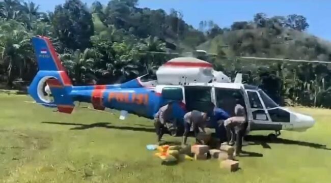 Foto: Polri Salurkan 400 Kg Logistik Banjir Agam Lewat Helikopter.