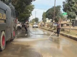 Foto: Petugas Polri melakukan penyiraman dan pembersihan jalan protokol di Kabupaten Aceh Tamiang, Kamis (25/12/2025),