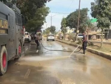 Foto: Petugas Polri melakukan penyiraman dan pembersihan jalan protokol di Kabupaten Aceh Tamiang, Kamis (25/12/2025),