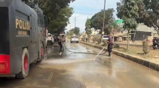 Foto: Petugas Polri melakukan penyiraman dan pembersihan jalan protokol di Kabupaten Aceh Tamiang, Kamis (25/12/2025),