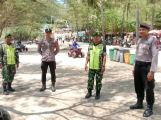 Foto: Personel gabungan TNI dan Polri bersiaga melakukan pengamanan di kawasan wisata Pantai Klayar, Kabupaten Pacitan, guna memastikan keamanan dan kenyamanan wisatawan selama libur Natal dan Tahun Baru (Nataru).