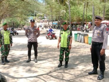 Foto: Personel gabungan TNI dan Polri bersiaga melakukan pengamanan di kawasan wisata Pantai Klayar, Kabupaten Pacitan, guna memastikan keamanan dan kenyamanan wisatawan selama libur Natal dan Tahun Baru (Nataru).