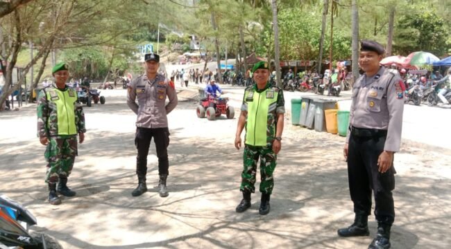 Foto: Personel gabungan TNI dan Polri bersiaga melakukan pengamanan di kawasan wisata Pantai Klayar, Kabupaten Pacitan, guna memastikan keamanan dan kenyamanan wisatawan selama libur Natal dan Tahun Baru (Nataru).