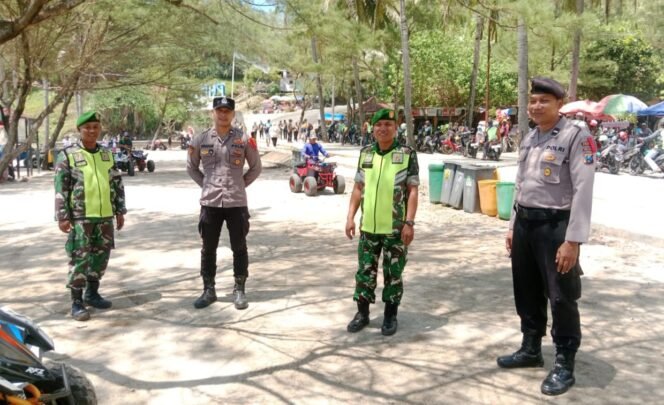 
					Foto: Personel gabungan TNI dan Polri bersiaga melakukan pengamanan di kawasan wisata Pantai Klayar, Kabupaten Pacitan, guna memastikan keamanan dan kenyamanan wisatawan selama libur Natal dan Tahun Baru (Nataru).