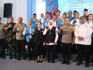 Foto: Kapolri Jenderal Pol. Listyo Sigit Prabowo bersama Gubernur Jawa Timur Khofifah Indar Parawansa, Danrem 081/DSJ Kolonel Arm Untoro Hariyanto, Kapolda Jawa Timur Irjen Pol. Nanang Avianto, serta para tokoh dan undangan berfoto bersama usai kegiatan ziarah dan peletakan batu pertama pembangunan Museum Marsinah di Desa Nglundo, Kecamatan Sukomoro, Kabupaten Nganjuk, Sabtu (27/12/2025).