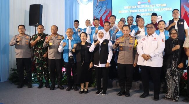 Foto: Kapolri Jenderal Pol. Listyo Sigit Prabowo bersama Gubernur Jawa Timur Khofifah Indar Parawansa, Danrem 081/DSJ Kolonel Arm Untoro Hariyanto, Kapolda Jawa Timur Irjen Pol. Nanang Avianto, serta para tokoh dan undangan berfoto bersama usai kegiatan ziarah dan peletakan batu pertama pembangunan Museum Marsinah di Desa Nglundo, Kecamatan Sukomoro, Kabupaten Nganjuk, Sabtu (27/12/2025).