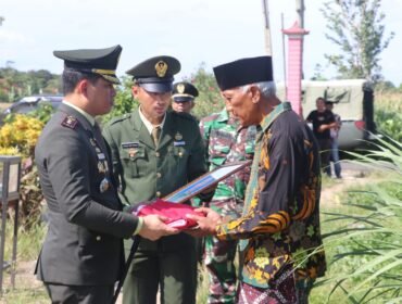 Foto: Dandim 0807/Tulungagung Letkol Kav M. Nasir, S.Hub.Int. menyerahkan bendera Merah Putih kepada pihak keluarga saat Upacara Pemakaman Militer almarhum Letkol Inf Samsul Kusairi, S.Ag. di TPU Pucunglor, Kecamatan Ngantru, Kabupaten Tulungagung, Jawa Timur, Minggu (28/12/2025).
