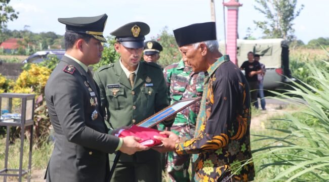 Foto: Dandim 0807/Tulungagung Letkol Kav M. Nasir, S.Hub.Int. menyerahkan bendera Merah Putih kepada pihak keluarga saat Upacara Pemakaman Militer almarhum Letkol Inf Samsul Kusairi, S.Ag. di TPU Pucunglor, Kecamatan Ngantru, Kabupaten Tulungagung, Jawa Timur, Minggu (28/12/2025).