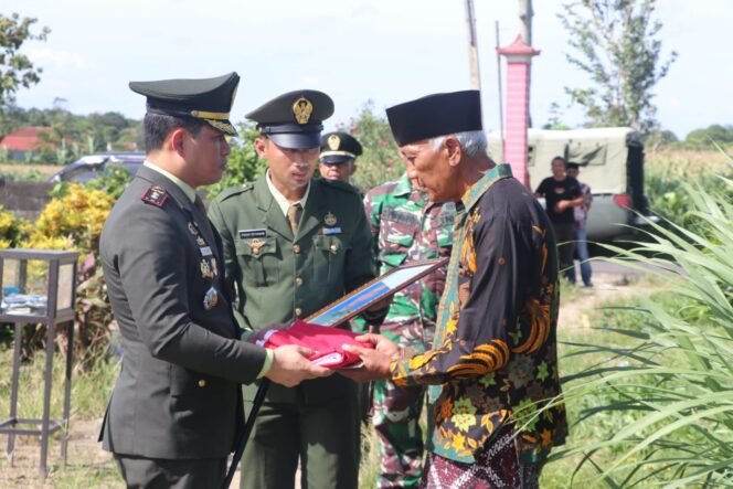 
					Foto: Dandim 0807/Tulungagung Letkol Kav M. Nasir, S.Hub.Int. menyerahkan bendera Merah Putih kepada pihak keluarga saat Upacara Pemakaman Militer almarhum Letkol Inf Samsul Kusairi, S.Ag. di TPU Pucunglor, Kecamatan Ngantru, Kabupaten Tulungagung, Jawa Timur, Minggu (28/12/2025).