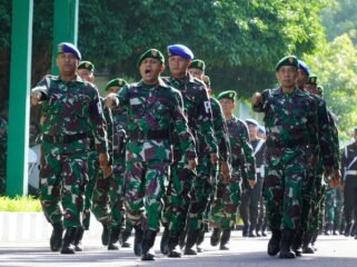 Foto: Prajurit Korem 081/DSJ melaksanakan latihan defile usai upacara bendera di Makorem 081/DSJ, Kota Madiun, Senin (29/12/2025)