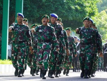 Foto: Prajurit Korem 081/DSJ melaksanakan latihan defile usai upacara bendera di Makorem 081/DSJ, Kota Madiun, Senin (29/12/2025)