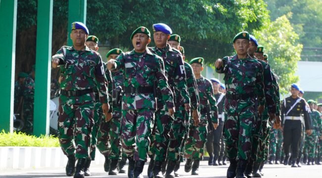 Foto: Prajurit Korem 081/DSJ melaksanakan latihan defile usai upacara bendera di Makorem 081/DSJ, Kota Madiun, Senin (29/12/2025)