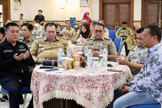 
					Foto: Wali Kota Administrasi Jakarta Pusat Arifin bersama jajaran mengikuti kegiatan Refleksi Akhir Tahun 2025 di Ruang Serbaguna Utama Kantor Wali Kota Jakarta Pusat, Gambir, Selasa (30/12/2025)