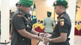 Foto: Komandan Korem 081/Dhirotsaha Jaya Untoro Hariyanto memimpin serah terima jabatan Komandan Kodim 0807/Tulungagung dari Letkol Kav Mohammad Nashir kepada Letkol Arh Hanny Galih Satrio di Aula Jenderal Sudirman, Makorem 081/DSJ, Kota Madiun, Selasa (30/12/2025)