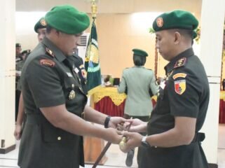 Foto: Komandan Korem 081/Dhirotsaha Jaya Untoro Hariyanto memimpin serah terima jabatan Komandan Kodim 0807/Tulungagung dari Letkol Kav Mohammad Nashir kepada Letkol Arh Hanny Galih Satrio di Aula Jenderal Sudirman, Makorem 081/DSJ, Kota Madiun, Selasa (30/12/2025)