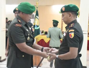 Foto: Komandan Korem 081/Dhirotsaha Jaya Untoro Hariyanto memimpin serah terima jabatan Komandan Kodim 0807/Tulungagung dari Letkol Kav Mohammad Nashir kepada Letkol Arh Hanny Galih Satrio di Aula Jenderal Sudirman, Makorem 081/DSJ, Kota Madiun, Selasa (30/12/2025)