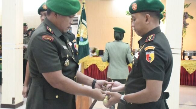 Foto: Komandan Korem 081/Dhirotsaha Jaya Untoro Hariyanto memimpin serah terima jabatan Komandan Kodim 0807/Tulungagung dari Letkol Kav Mohammad Nashir kepada Letkol Arh Hanny Galih Satrio di Aula Jenderal Sudirman, Makorem 081/DSJ, Kota Madiun, Selasa (30/12/2025)