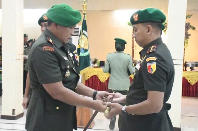 
					Foto: Komandan Korem 081/Dhirotsaha Jaya Untoro Hariyanto memimpin serah terima jabatan Komandan Kodim 0807/Tulungagung dari Letkol Kav Mohammad Nashir kepada Letkol Arh Hanny Galih Satrio di Aula Jenderal Sudirman, Makorem 081/DSJ, Kota Madiun, Selasa (30/12/2025)