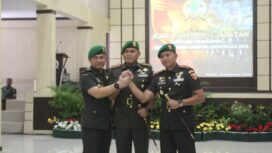 Foto: Tongkat komando resmi diserahkan dari Letkol Kav M. Nasir kepada Letkol Arh Hanny Galih Satrio, disaksikan langsung Danrem 081/DSJ Kolonel Arm Untoro Hariyanto