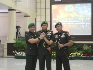 Foto: Tongkat komando resmi diserahkan dari Letkol Kav M. Nasir kepada Letkol Arh Hanny Galih Satrio, disaksikan langsung Danrem 081/DSJ Kolonel Arm Untoro Hariyanto