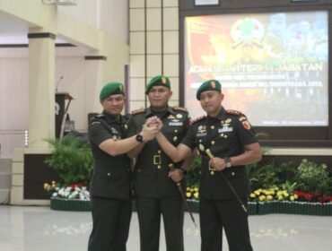 Foto: Tongkat komando resmi diserahkan dari Letkol Kav M. Nasir kepada Letkol Arh Hanny Galih Satrio, disaksikan langsung Danrem 081/DSJ Kolonel Arm Untoro Hariyanto