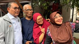 Foto: Seorang pimpinan wilayah Jakarta Pusat berfoto bersama warga saat meninjau langsung rumah warga terdampak musibah