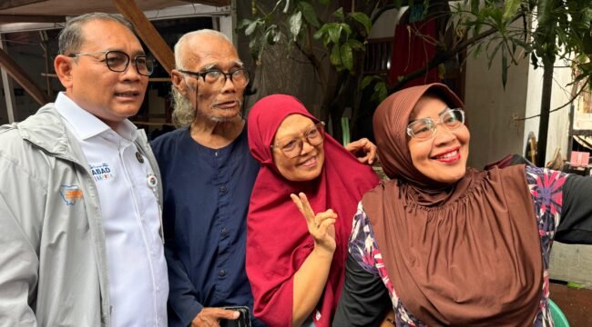 Foto: Seorang pimpinan wilayah Jakarta Pusat berfoto bersama warga saat meninjau langsung rumah warga terdampak musibah