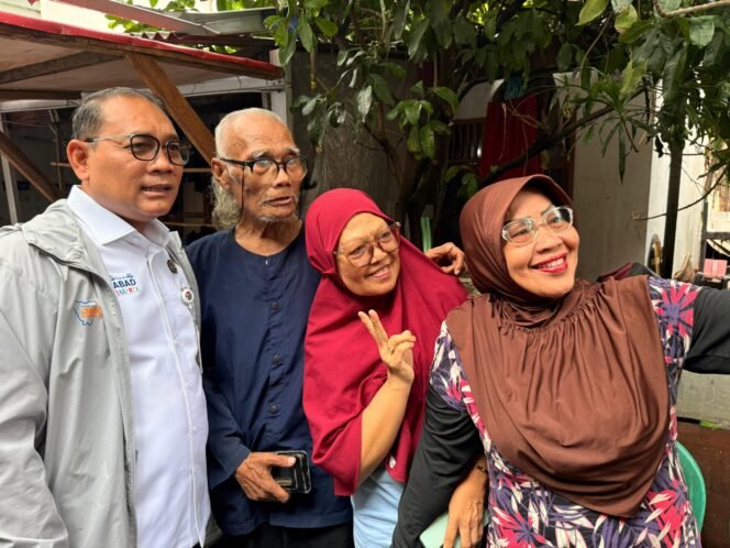 
					Foto: Seorang pimpinan wilayah Jakarta Pusat berfoto bersama warga saat meninjau langsung rumah warga terdampak musibah