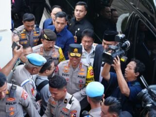 Foto: Kapolri Jenderal Polisi Listyo Sigit Prabowo didampingi Wakapolri Komjen Pol Dedi Prasetyo tiba di Gereja Katedral Jakarta, Rabu (24/12/2025).
