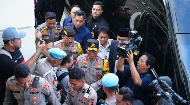 
					Foto: Kapolri Jenderal Polisi Listyo Sigit Prabowo didampingi Wakapolri Komjen Pol Dedi Prasetyo tiba di Gereja Katedral Jakarta, Rabu (24/12/2025).