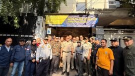 Foto: Wali Kota Jakpus,Arifin (tengah) berfoto bersama pengurus gereja, tokoh masyarakat, serta jajaran pemerintah usai menghadiri perayaan Natal 2025 di Gereja Isa Almasih Rajawali, Minggu (25/12/2025).