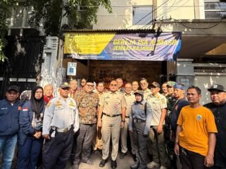 Foto: Wali Kota Jakpus,Arifin (tengah) berfoto bersama pengurus gereja, tokoh masyarakat, serta jajaran pemerintah usai menghadiri perayaan Natal 2025 di Gereja Isa Almasih Rajawali, Minggu (25/12/2025).