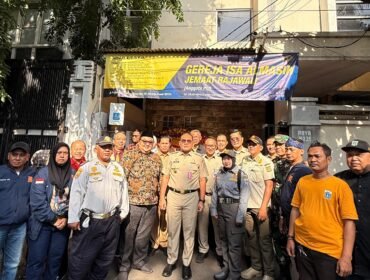 Foto: Wali Kota Jakpus,Arifin (tengah) berfoto bersama pengurus gereja, tokoh masyarakat, serta jajaran pemerintah usai menghadiri perayaan Natal 2025 di Gereja Isa Almasih Rajawali, Minggu (25/12/2025).