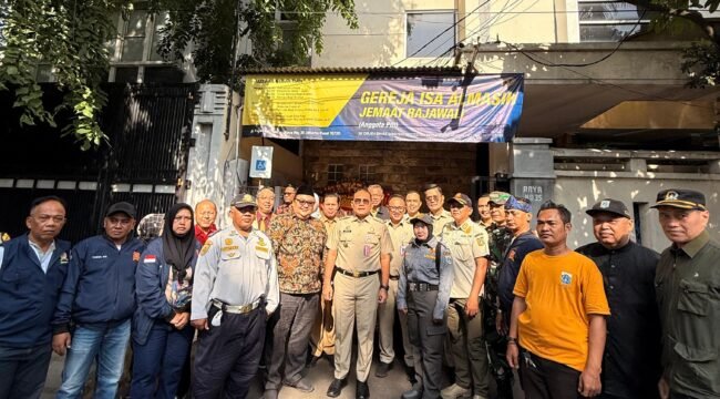 Foto: Wali Kota Jakpus,Arifin (tengah) berfoto bersama pengurus gereja, tokoh masyarakat, serta jajaran pemerintah usai menghadiri perayaan Natal 2025 di Gereja Isa Almasih Rajawali, Minggu (25/12/2025).