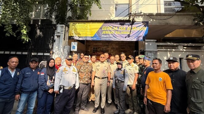 
					Foto: Wali Kota Jakpus,Arifin (tengah) berfoto bersama pengurus gereja, tokoh masyarakat, serta jajaran pemerintah usai menghadiri perayaan Natal 2025 di Gereja Isa Almasih Rajawali, Minggu (25/12/2025).