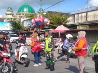 Foto: Aparat gabungan TNI-Polri bersama instansi terkait berjaga di Pos Pengamanan Natal dan Tahun Baru (Nataru) 2025–2026 di Pertigaan Pasar Bandung, Kecamatan Bandung, Kabupaten Tulungagung, Jawa Timur, Kamis (25/12/2025).