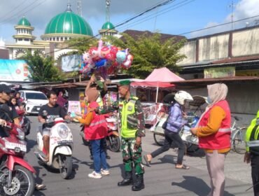 Foto: Aparat gabungan TNI-Polri bersama instansi terkait berjaga di Pos Pengamanan Natal dan Tahun Baru (Nataru) 2025–2026 di Pertigaan Pasar Bandung, Kecamatan Bandung, Kabupaten Tulungagung, Jawa Timur, Kamis (25/12/2025).