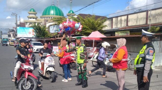 
					Foto: Aparat gabungan TNI-Polri bersama instansi terkait berjaga di Pos Pengamanan Natal dan Tahun Baru (Nataru) 2025–2026 di Pertigaan Pasar Bandung, Kecamatan Bandung, Kabupaten Tulungagung, Jawa Timur, Kamis (25/12/2025).