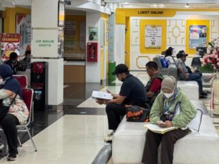 Foto: Warga memanfaatkan layanan pertanahan di Kantor Pertanahan Kota Administrasi Jakarta Barat saat libur Natal, Kamis (25/12/2025).