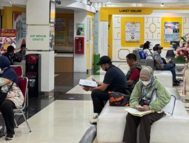 Foto: Warga memanfaatkan layanan pertanahan di Kantor Pertanahan Kota Administrasi Jakarta Barat saat libur Natal, Kamis (25/12/2025).