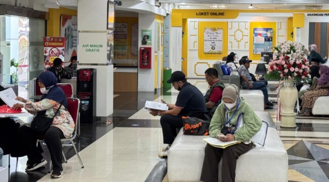Foto: Warga memanfaatkan layanan pertanahan di Kantor Pertanahan Kota Administrasi Jakarta Barat saat libur Natal, Kamis (25/12/2025).