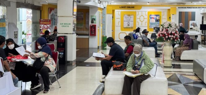 
					Foto: Warga memanfaatkan layanan pertanahan di Kantor Pertanahan Kota Administrasi Jakarta Barat saat libur Natal, Kamis (25/12/2025).