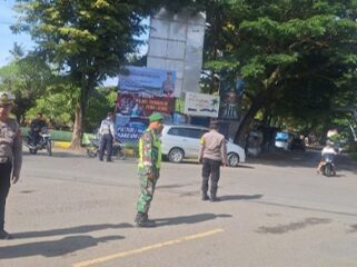 Foto: Aparat gabungan TNI dan Polri melakukan pengaturan arus lalu lintas di jalur menuju kawasan wisata Pantai Prigi, Kecamatan Watulimo, Kabupaten Trenggalek, Jumat (26/12/2025).